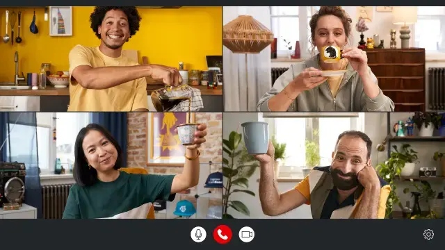 Visualização de quatro associados a trabalhar nos respetivos apartamentos num ecrã de vídeo dividido. 