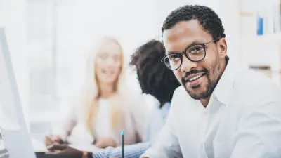 um gerente de empresa e duas pessoas da equipe