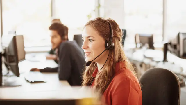 mulher trabalhando como atendente de call center