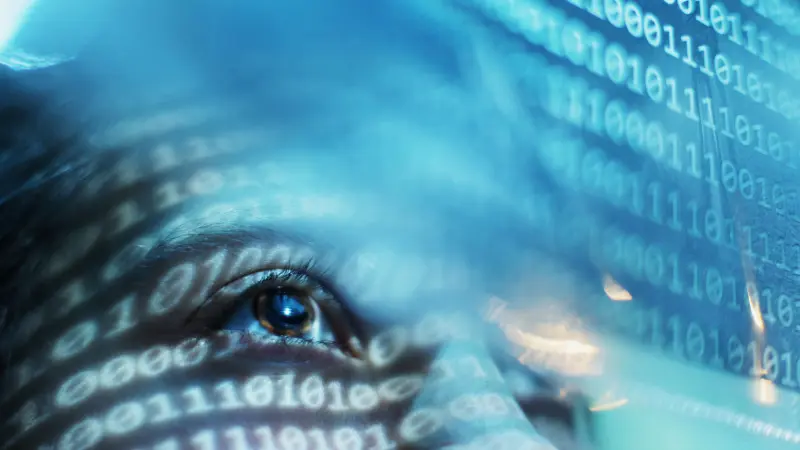 uma pessoa olhando para números binários