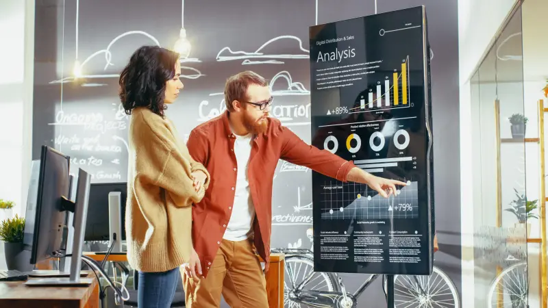 colaboradores analisando o resultado de campanhas