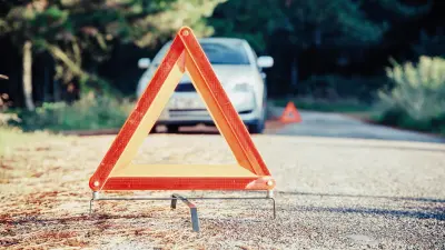 um carro parado na via