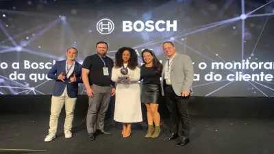 colaboradores bosch no palco recendo o troféu do prêmio smart customer 2025