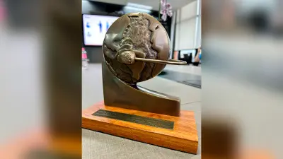 pessoa segurando o troféu