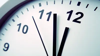 Um relógio marcando as horas